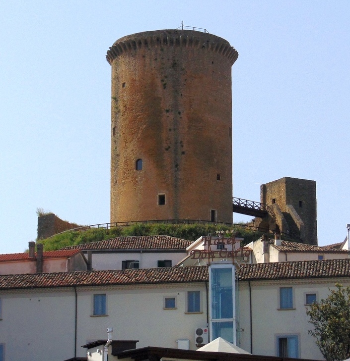 Torre dal lato della piazza Fragomeni