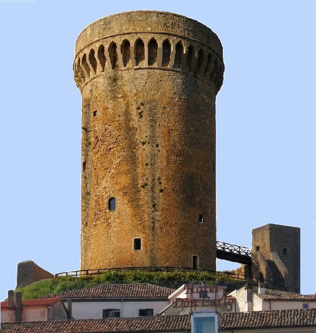 Torre con beccatelli e coronamento