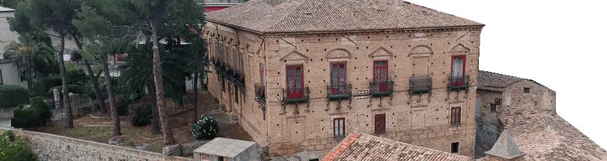 Il palazzo Trentacapilli nel quartiere la Giudeca	