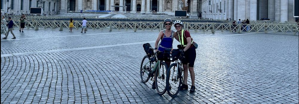 Nicole e Katia in bici a Roma attraverso la via Francigena Nicole e Katia in bici a Roma attraverso la via Francigena